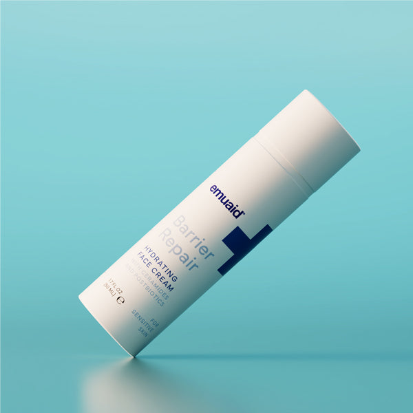 crème visage hydratante barrier repair sur fond bleu crème visage hydratante barrier repair sur fond bleu