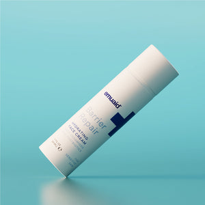 crème visage hydratante barrier repair sur fond bleu