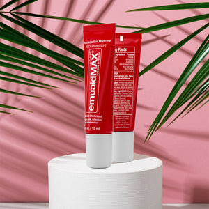 tubes de pommade emuaidmax rouges sur fond rose