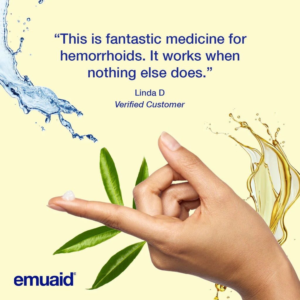 main appliquant une crème de soin avec de l'eau et des feuilles en arrière-plan main appliquant une crème de soin avec de l'eau et des feuilles en arrière-plan