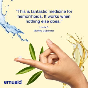 main appliquant une crème de soin avec de l'eau et des feuilles en arrière-plan