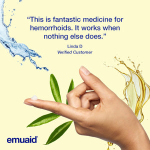 main appliquant une crème de soin avec de l'eau et des feuilles en arrière-plan