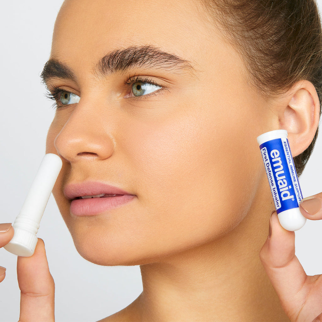 femme utilisant un inhalateur de soutien immunitaire essentiel femme utilisant un inhalateur de soutien immunitaire essentiel