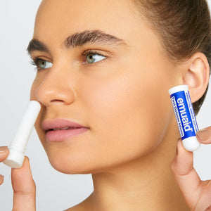 femme utilisant un inhalateur de soutien immunitaire essentiel