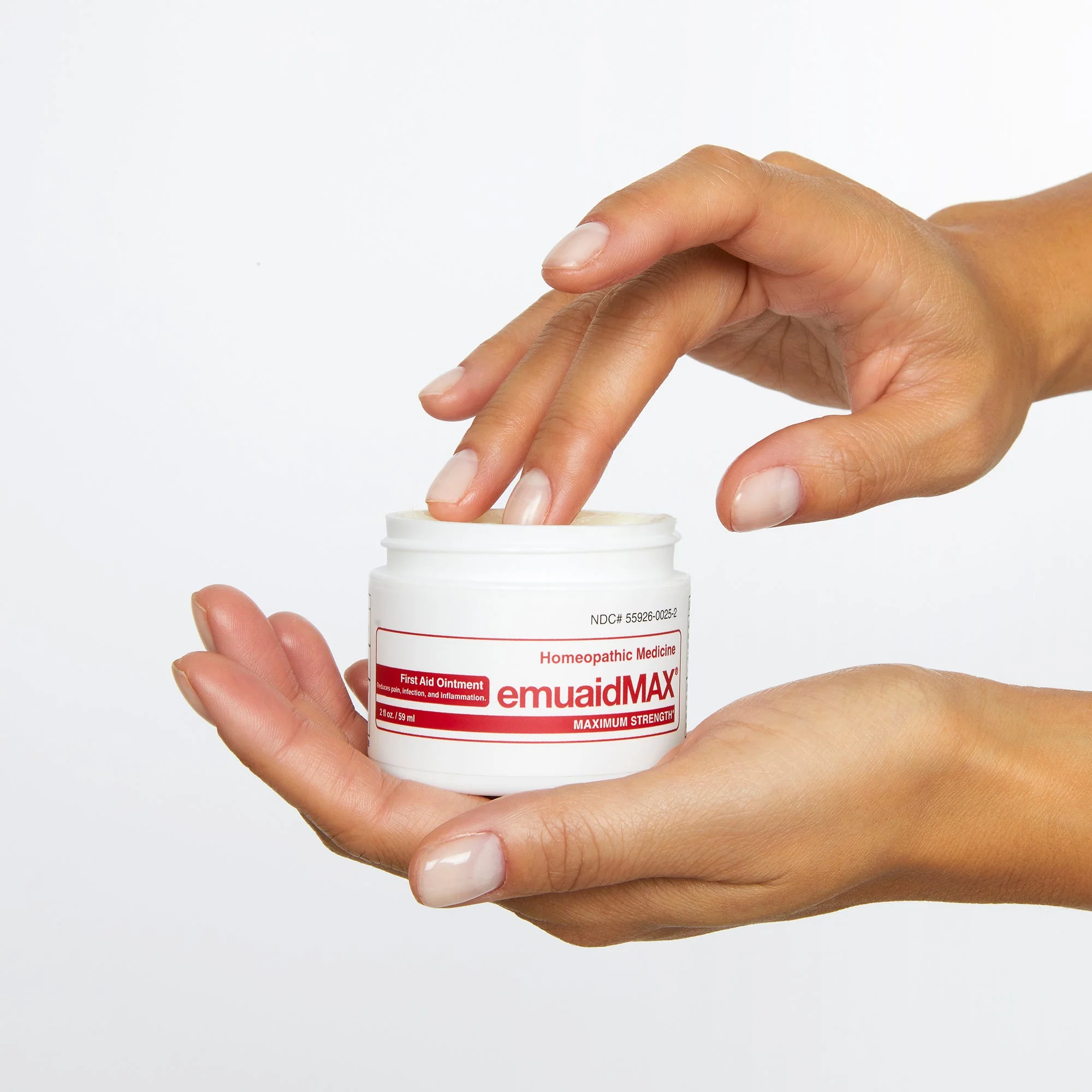 main avec emuaid crème