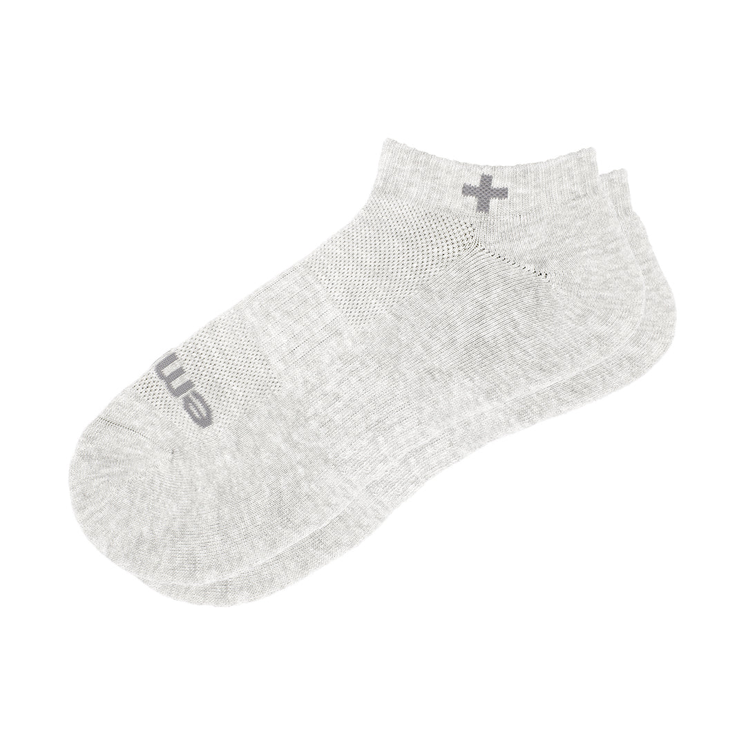 chaussettes de cheville grises sur fond blanc