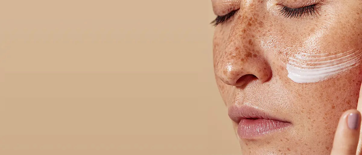 femme appliquant une crème de soin