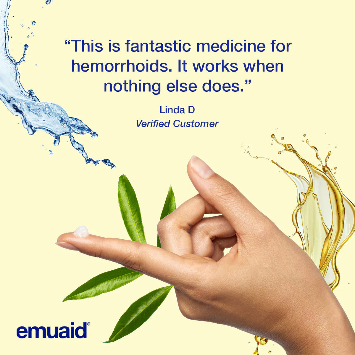 main appliquant une crème de soin avec de l'eau et des feuilles en arrière-plan