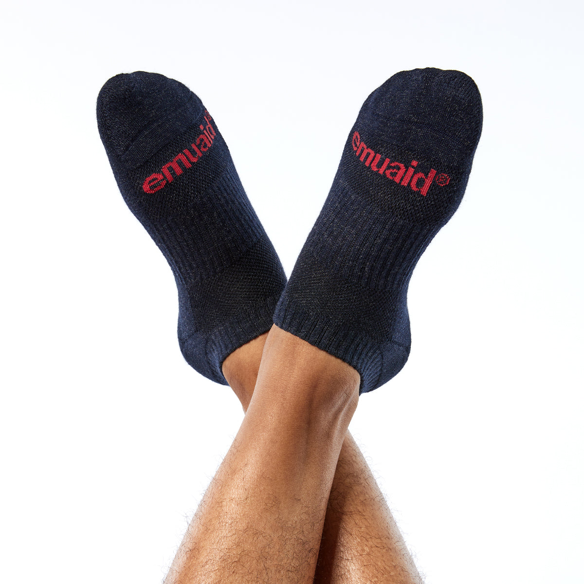 chaussettes noires avec logo rouge jambes croisées