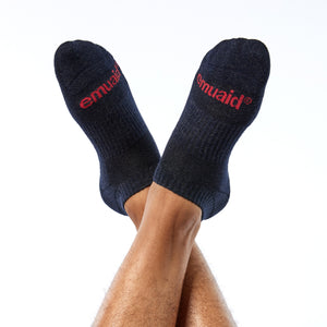 Une photo de Emuaid Ionic Silver Socks avec logo rouge portées par le mannequin.