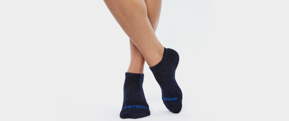 Un homme utilisant EMUAID® Chaussettes d'argent ionique